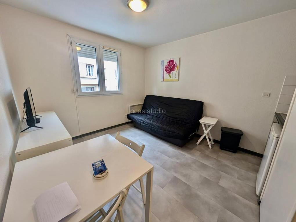 Photo de Studio near train station and downtown with free parking