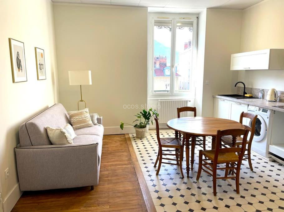 Photo de Appartement entièrement rénové proche gare