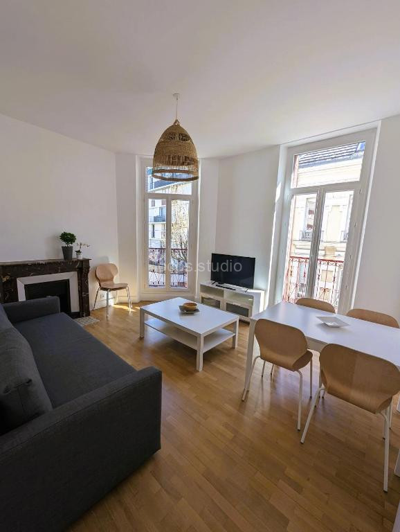 Photo de 102 - Appart rénové avec grand salon et 1 chambre - Tram et Clinique Mutualiste à 1 min