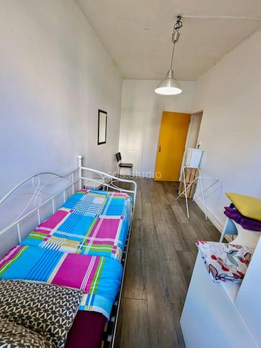 Photo de Superbe Chambre - Centre & Equipée avec Wifi