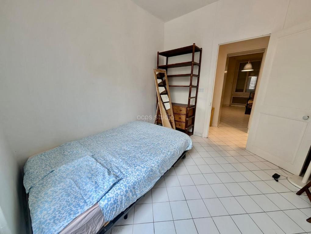 Photo de Large 2-bedroom apartment large living room with parking near train station and downtown