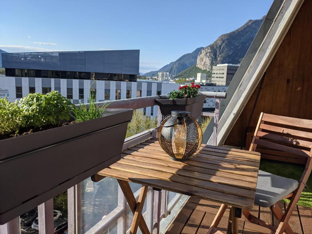 Photo de Agréable T2 dernier étage avec balcon & parking - Grenoble Europole