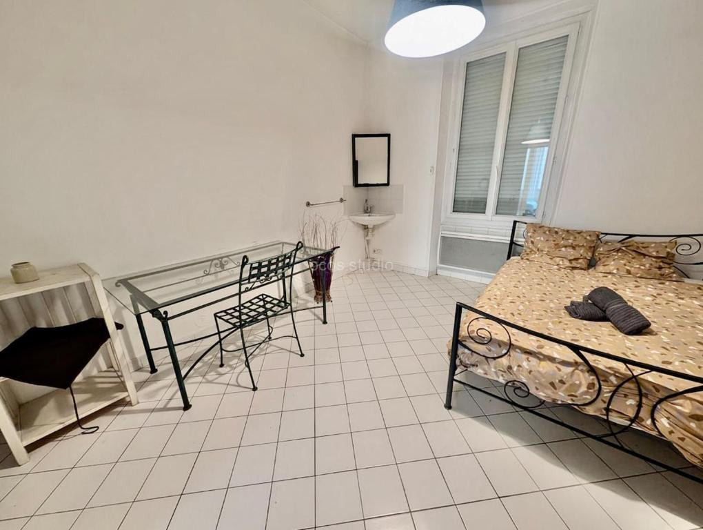 Photo de Bright & Spacious 2-Bedroom Apartment - Parking & Close to Train Station & Downtown