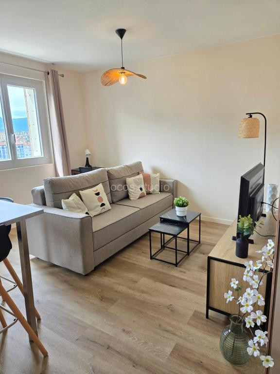 Photo de L'Acacia T2 tout confort avec clim WiFi vue tram