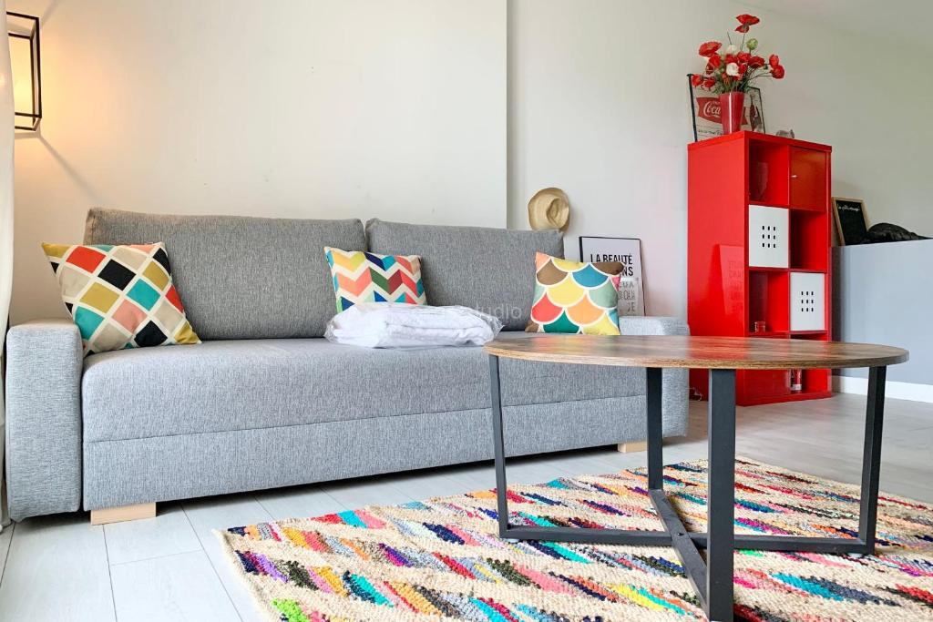 Photo de #D1 The red one Studio sofa bed Near GEM train station