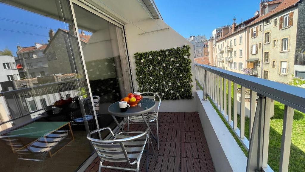 Photo de Studio plein centre, calme, parking inclus, piscine et gardien