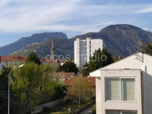 one person one room and two people or more entire apartment à Grenoble